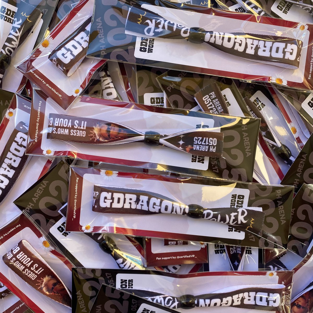 certifiedVIP_'s tweet image. 🚨 FAN SUPPORT 🚨

GD UBERMENSCH WORLD TOUR 2025
📌PH ARENA, 051725

Concert Freebies:
✅ Fabric Wristband
✅ Guitar Pick
✅ Jiyongpas (Salonpas 😅)
✅ Candies (Sour Belt &amp;amp; Gummies)

Help RT. Save thread for update. ✨
See youuuu ~

#GDRAGON_ÜBERMENSCH 
#GDRAGONinBULACAN