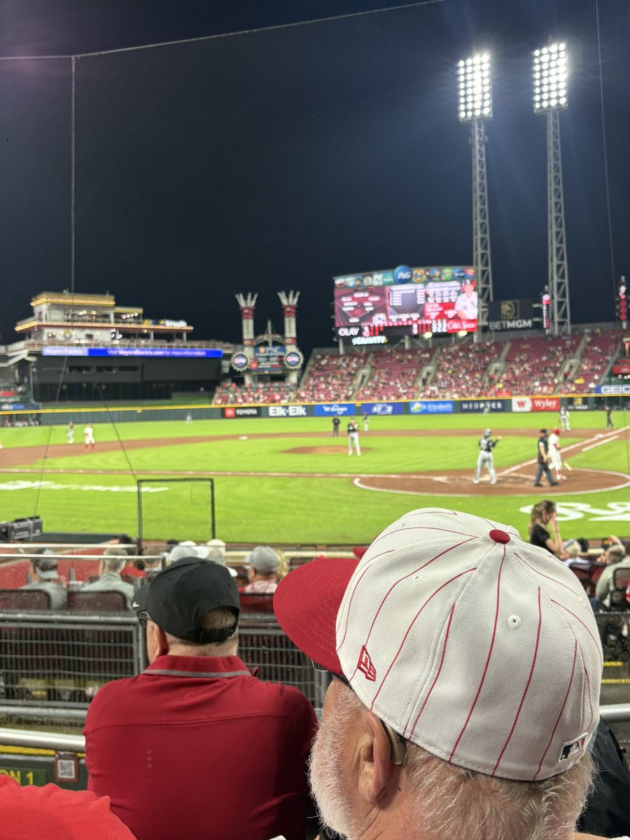 Currently at the White Sox - Reds game who tf do I cheer for as a cubs fan.. the amount of hatred I have for both teams is insane #gocubsgo #Whitesoxsuck