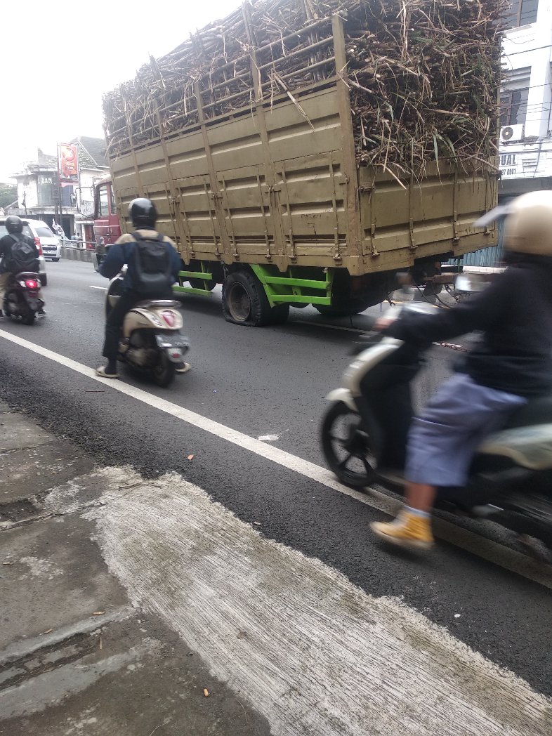 <a href="/infomalang/">Info Malang</a>  jalan macet Kotalama ke selatan, krn ban truk gembos