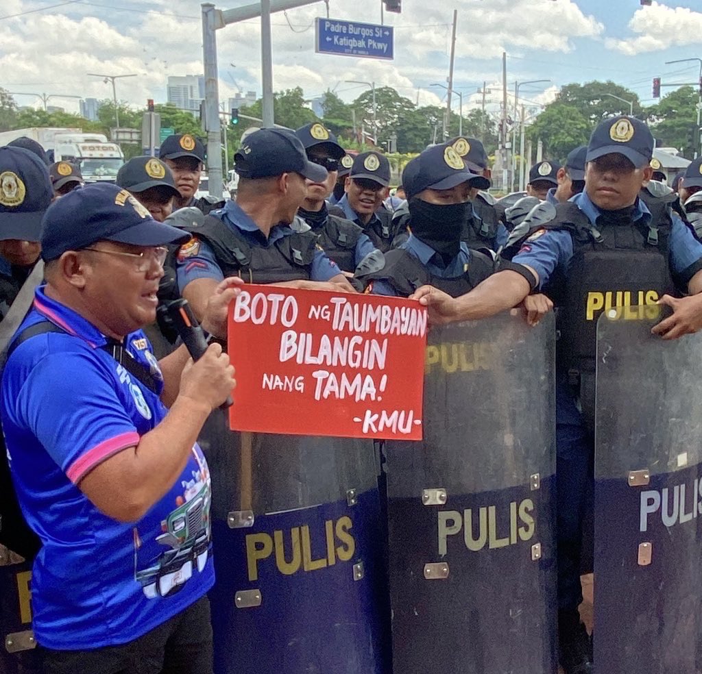 SCMPhilippines's tweet image. Nagpakita ng disgusto ang kababaihan at mamamayan sa COMELEC at rehimeng Marcos Jr. nang sa gayon ay ipagtanggol ang tunay na kinatawan ng kababaihan sa Kongreso, ang GABRIELA. Panawagan ng mga kumilos na dapat panagutin ang COMELEC

#LabanGabriela
#KontraDaya