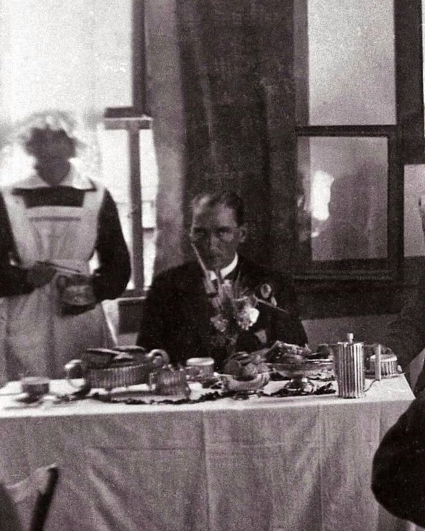 _umbereco's tweet photo. 14 yıl boyunca Atatürk'ün aşçılığını yapan Mehmet Usta anlatıyor:

"Hatıralarımı soruyorsunuz. Anlatayım size...
- Onda kibir, azamet falan yoktu.
- Devrimler sırasında 36 saat masa başında kaldığını biliyorum. Biz mutfakta çeşit çeşit yemekler hazırlardık." https://t.co/zFMIydEc6O