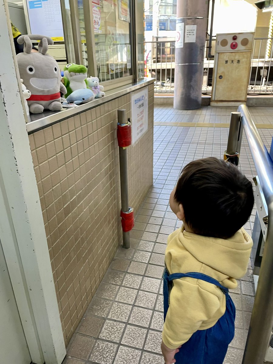 tmkzsgt's tweet photo. @chackiin 子どもが通った時に見計らったようにたまに現れる優しい駅員さん。ありったけ仲間た���を並べてくれる時も。 https://t.co/nC9TuaA3DS