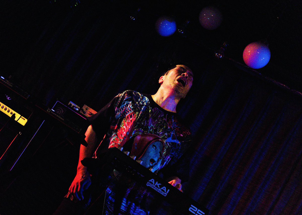 エクスペリメンタル・ハードコア・シミュレーターデュオParis death Hiltonによる、ぶっ飛んだライブパフォーマンス。踊り狂って客席へ乱入したりと、ハイテンションなシンセのクバさんの、豊かな表情を堪能して欲しい！

#ファインダー越しの私の世界
#キリトリセカイ
#写真好きな人と繋がりたい