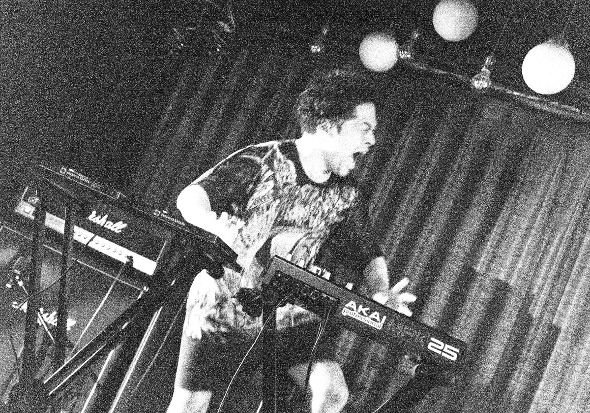 エクスペリメンタル・ハードコア・シミュレーターデュオParis death Hiltonによる、ぶっ飛んだライブパフォーマンス。踊り狂って客席へ乱入したりと、ハイテンションなシンセのクバさんの、豊かな表情を堪能して欲しい！

#ファインダー越しの私の世界
#キリトリセカイ
#写真好きな人と繋がりたい