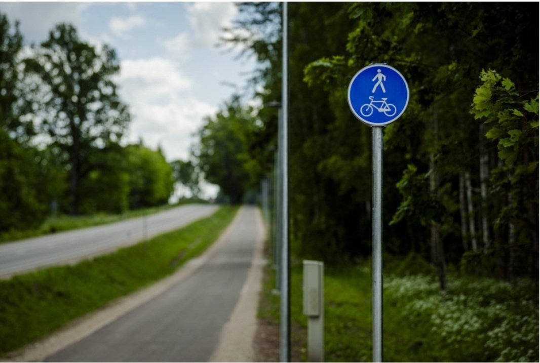 🚧🚴Jelgavas novadā sāk būvēt gājēju un velosipēdistu infrastruktūru gar a/c Jelgava–Dobele–Annenieki (P97),  kas savienos Tušķus un Viesturciemu ar Jelgavu. Būvdarbus plānots pabeigt šogad augusta vidū. 
 @latv