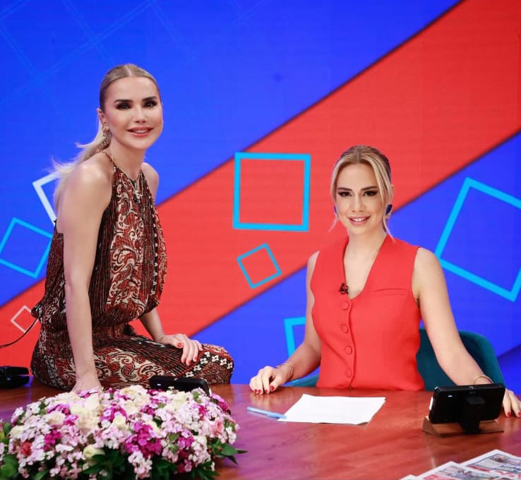 Ece Erken ve Nur Tuğba Namlı’nın sunumuyla güncel magazin olaylarının yorumlandığı #GelKonuşalım şimdi canlı yayınla TV8’de. #GelKonuşalım goo.gl/1nA14O