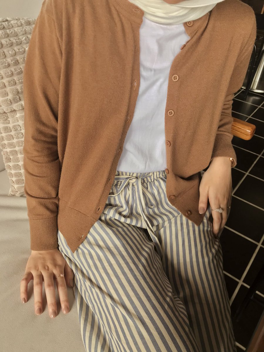 motiyangpertama's tweet photo. cardi warna camel🥐
🔗 https://t.co/XYaokvsSEQ
pilihan warnanya banyak dan cantik semua!!!

striped pants🎢
🔗 https://t.co/qvhwWfTjDA
bahannya jelas juara, super ademmm dan jatuh. nyaman buat daily💗
aku pake warna cream blue https://t.co/DHjJLlPwBq