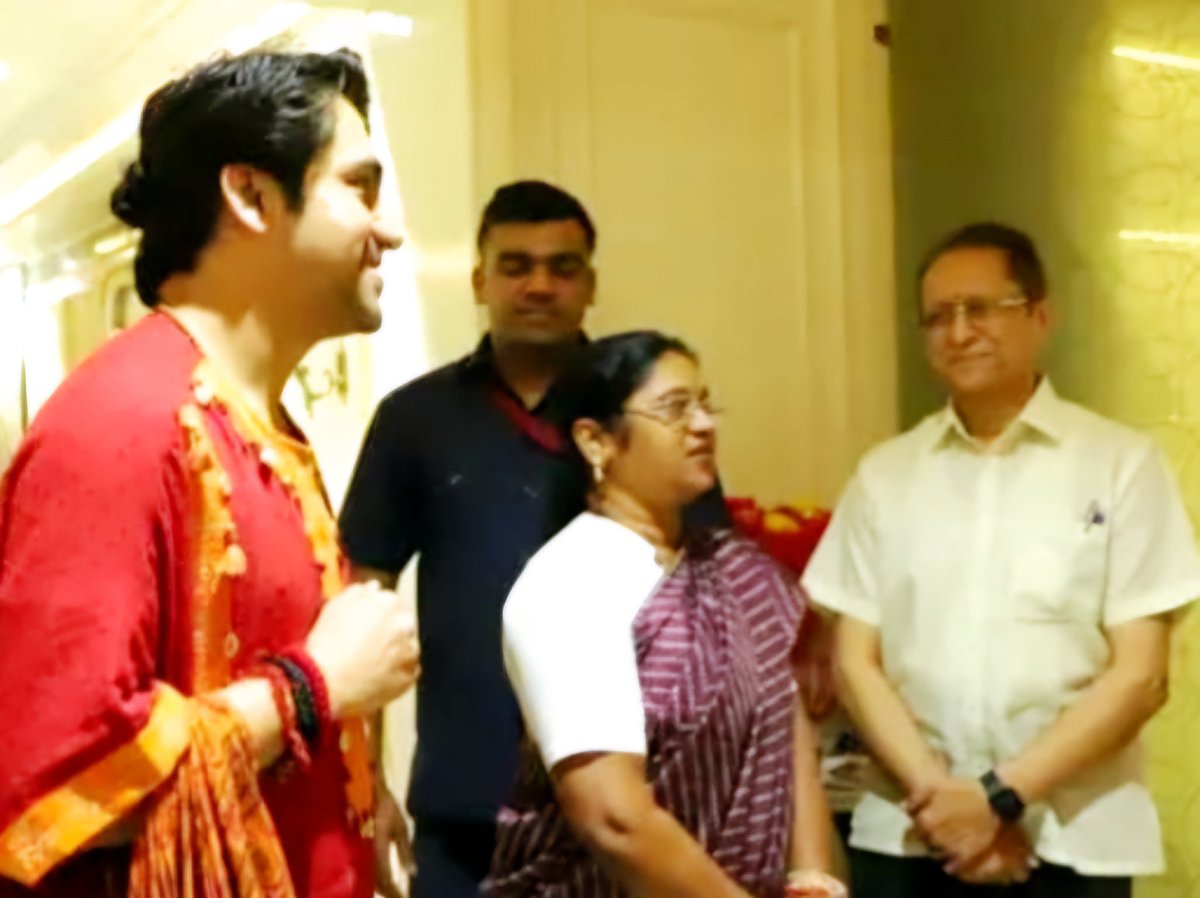 विगत दिनों श्री सौरभ बड़ेरिया जी के नवनिर्मित अपोलो अस्पताल के परिसर में उनके निवास पर हिंदू हृदय सम्राट पं.धीरेन्द्र शास्त्री जी से भेंट हुई। एक अद्वितीय व्यक्तित्व के धनी धर्म गुरु हैं, हिंदुत्व के प्रखर पुरोधा और उसके बावजूद भी अत्यंत विनम्र एवं मृदुभाषी उनका व्यक्तित्व है। उन