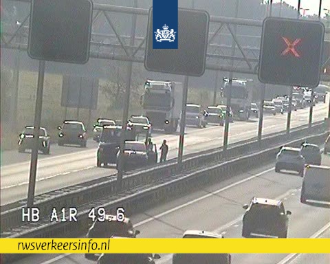 Het is al druk op de #A1 van Apeldoorn naar Amersfoort, en voor knp. Hoevelaken is nu ook een ongeval gebeurd. Dat helpt niet mee met de file en de vertraging. Twee rijstroken zijn afgesloten. Na het bergen geven we de weg weer vrij. Houd rekening met een uur extra reistijd.