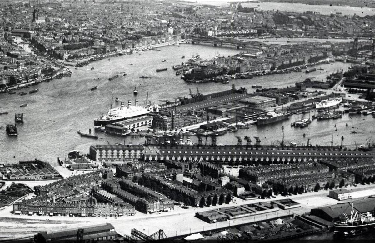 Vandaag herdenkt Rotterdam het bombardement van 1940. Alweer 85 jaar geleden. Hieronder hoe een deel van de stad er uit zag vóór en nadat de bommen vielen en - aangrijpende - bewegende beelden van vlak na het bombardement die <a href="/marcellodipotti/">Marcel Potters</a> eerder deelde.