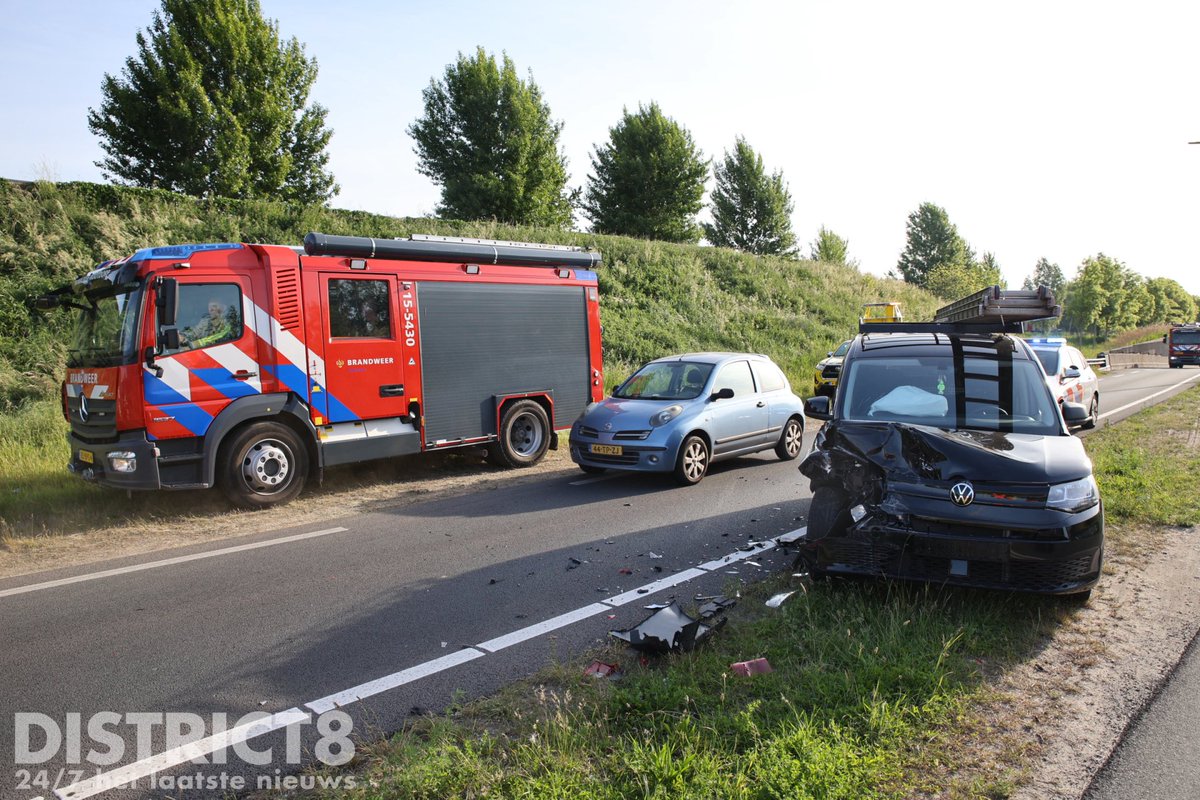RedactieD8's tweet image. Flinke kop-staart aanrijding geweest tussen drie voertuigen op de #N470 bij #Delfgauw. Na de melding werden de hulpdiensten waaronder de brandweer met spoed gealarmeerd. Er raakte niemand gewond, de #N470 is dicht vanaf #Pijnacker richting de #A13.