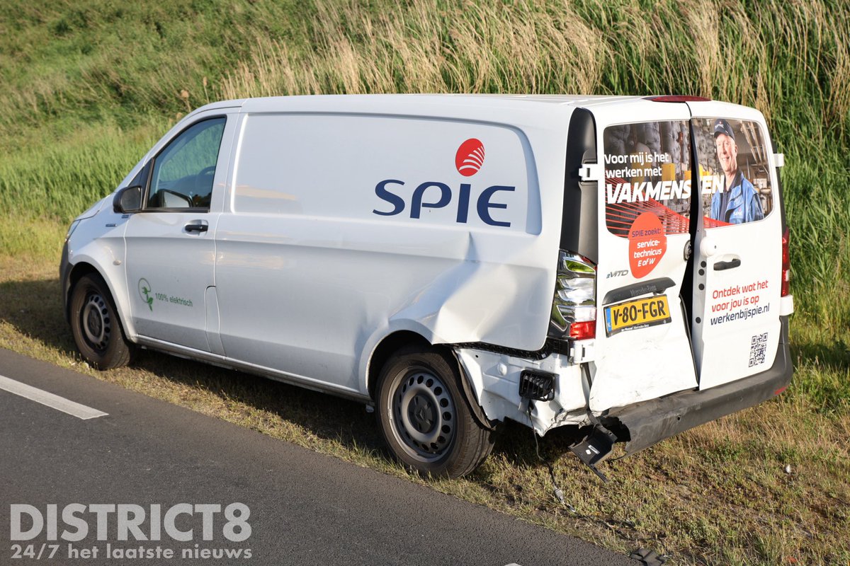 RedactieD8's tweet image. Flinke kop-staart aanrijding geweest tussen drie voertuigen op de #N470 bij #Delfgauw. Na de melding werden de hulpdiensten waaronder de brandweer met spoed gealarmeerd. Er raakte niemand gewond, de #N470 is dicht vanaf #Pijnacker richting de #A13.