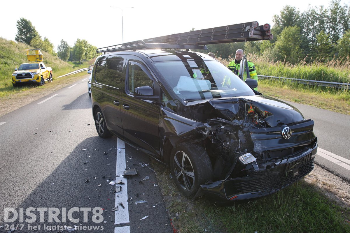 RedactieD8's tweet image. Flinke kop-staart aanrijding geweest tussen drie voertuigen op de #N470 bij #Delfgauw. Na de melding werden de hulpdiensten waaronder de brandweer met spoed gealarmeerd. Er raakte niemand gewond, de #N470 is dicht vanaf #Pijnacker richting de #A13.