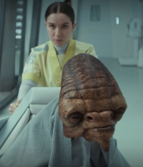 ImZenger's tweet photo. Nobody is talking about how #andor S2E10 finally gave us another canon appearance of an "ET" Asogian. This time an elderly female version. Looking at it side by side it's obvious. The same skin and features. No way it's a coincidence. Awesome! https://t.co/eLcWRO0Geo