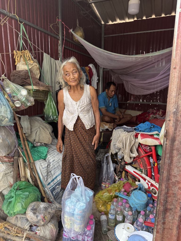 atlasgrace_'s tweet image. Update on Song Vern 🧵

We visited her yesterday. She had very little food &amp;amp; a small jug of water for cooking &amp;amp; washing. We’re in the midst of hot season now (mid 40’s C / 110 F) and her home becomes very hot.