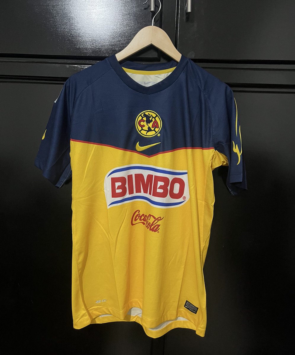 iTzFiliSalsa's tweet photo. Nuevo aporte para el movimiento del #Shopeesmo
La del Chucho campeón goleador, la del debut de Raúl Jimenez, me faltaba en mi colección por eso la pedí. https://t.co/txVEpmPEUy