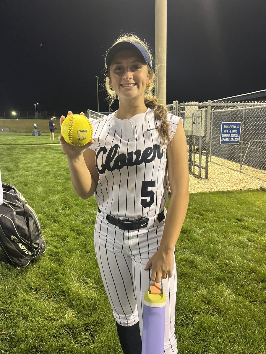 hunterhoffman48's tweet image. Huge team win and a timely dinger tonight against Blythewood to move on in the Playoffs!! Byrnes up next! 🍀🦅🥎🔥 @CloverSoftball @ErskineSoftball @firecrackersmm