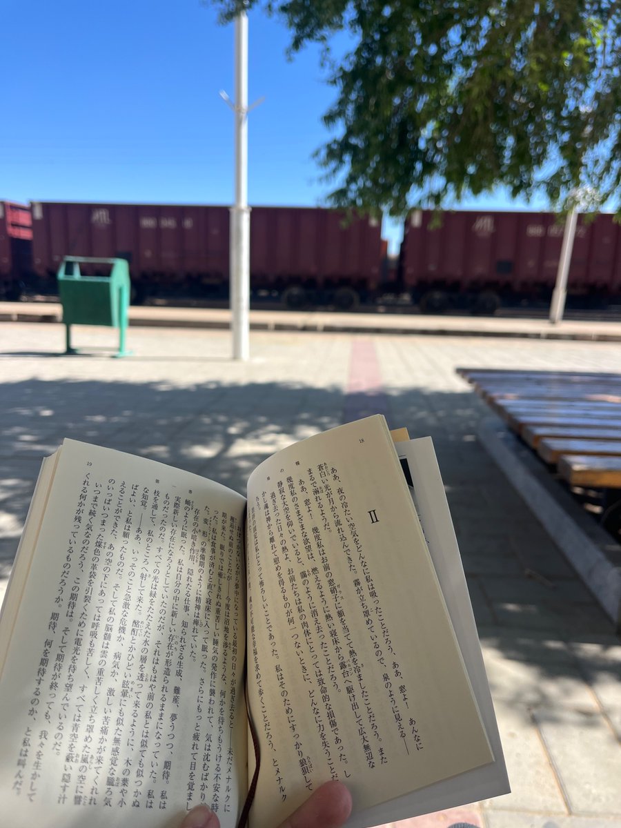 浅い木陰のベンチで8時間後の汽車を待つ優れた休日