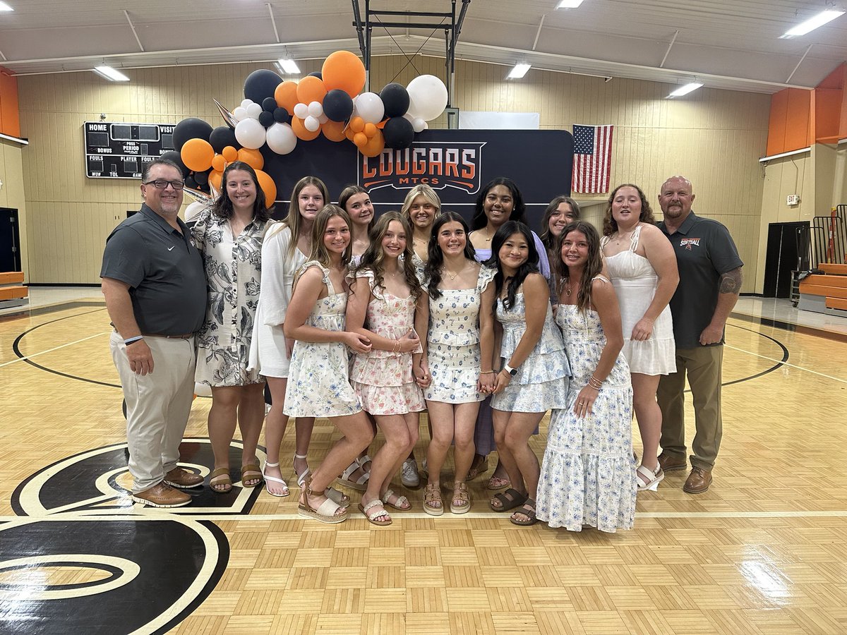A great night celebrating these young ladies!  Can’t wait to get back at it! #cougarsoftball 
🖤🥎🧡