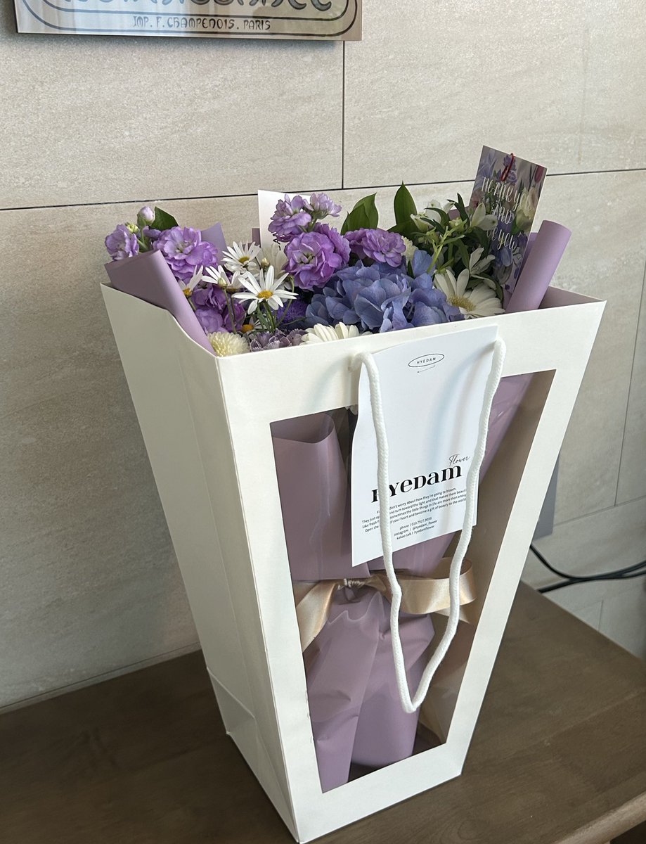 지인이 완결 기념 꽃선물해줌💜💐 흐어어엉