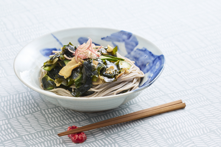 ◤豚肉とわかめの炒めのせそば◢

豚肉やキュウリと一緒に炒めたわかめが、香りのいいそばと好相性！
宮古市田老産のわかめだからこそ！炒めても新鮮なシャキシャキ食感が楽しめます。
そばと和えながら味わってくださいね。

💡レシピはこちら→x.gd/Cxq2O