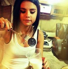 sophybaek's tweet photo. any og selena stan knows selena has always love oreos, try again https://t.co/KLrPNdShS8