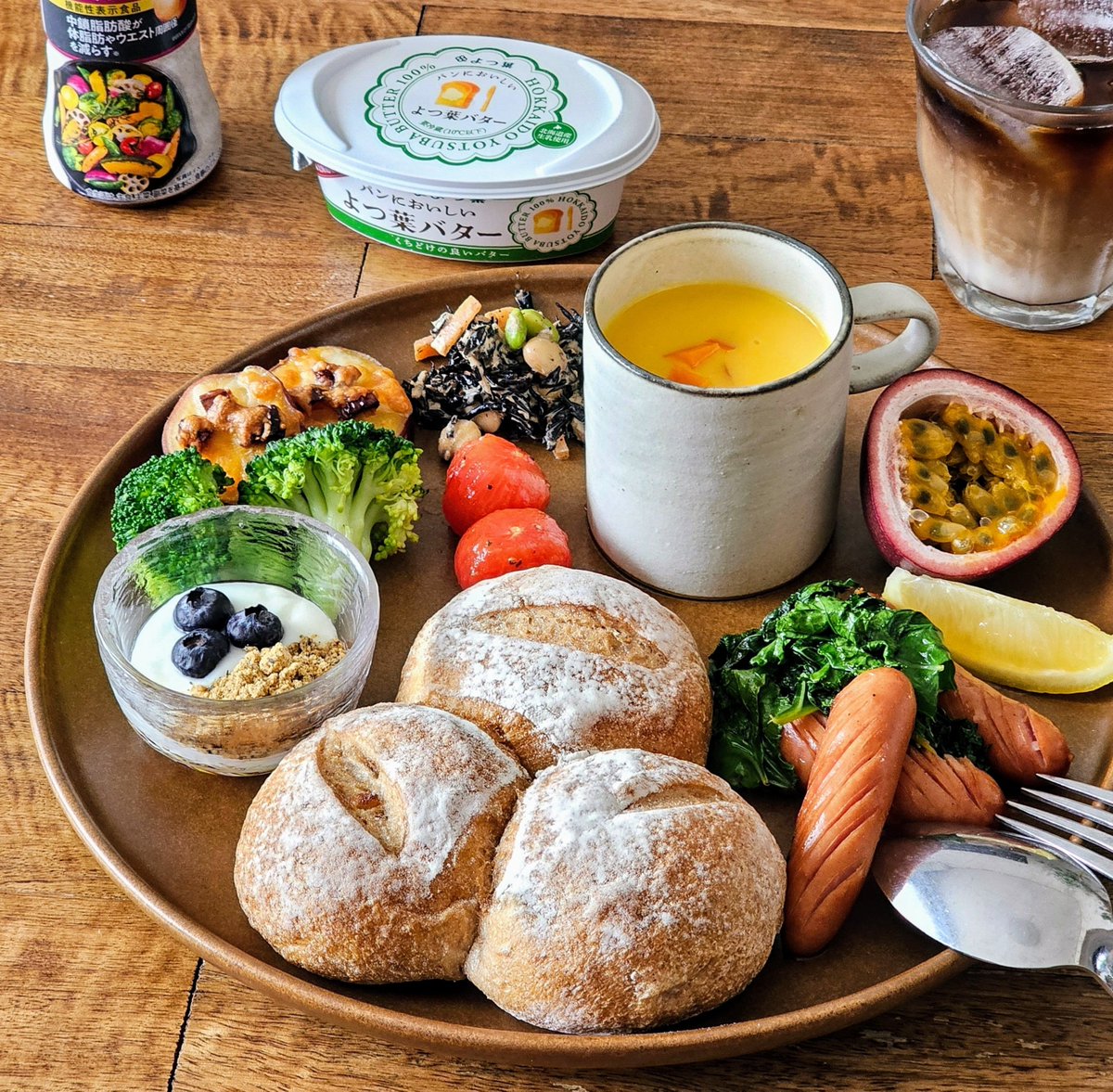 今日の朝ごはん
・イチジクとクルミのパン
・ケールとソーセージを炒めたもの
・にんじんスープ
・ミニトマトのマリネ(作り置き)
・ツナと豆のひじきサラダ(作り置き)
・さつまいものレモン煮(作り置き)に刻んだデーツとチーズをのせてオーブンで焼いたもの