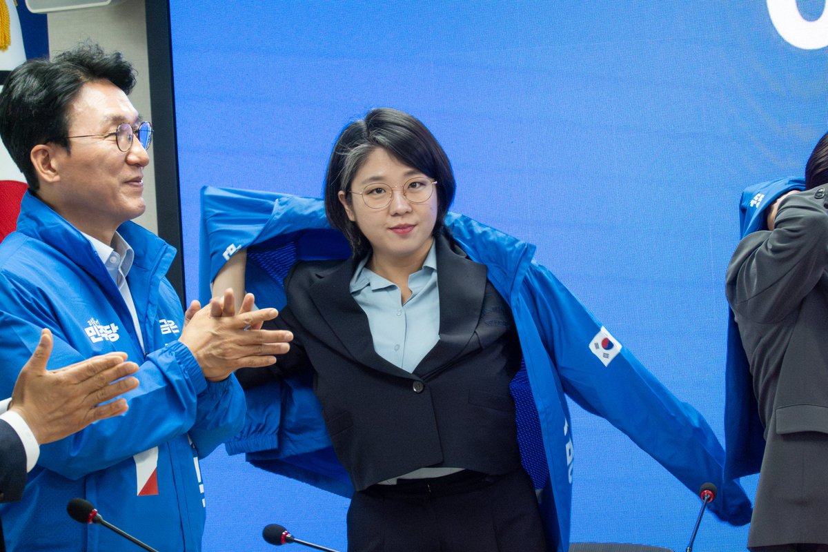 yong_hyein's tweet image. 《진짜 대한민국 중앙선거대책위원회의 모두발언》

이재명 후보 공동선대위원장, 
기본소득당 대표 용혜인입니다.

내란수괴 부부의 마지막 몸부림이 참으로 가관입니다.

한 명은 대선 개입하려고 뻔뻔스레 김문수 지지를 선언하더니,
한 명은 ‘대선에 영향을 준다’며 검찰 출석을 거부합니다.…