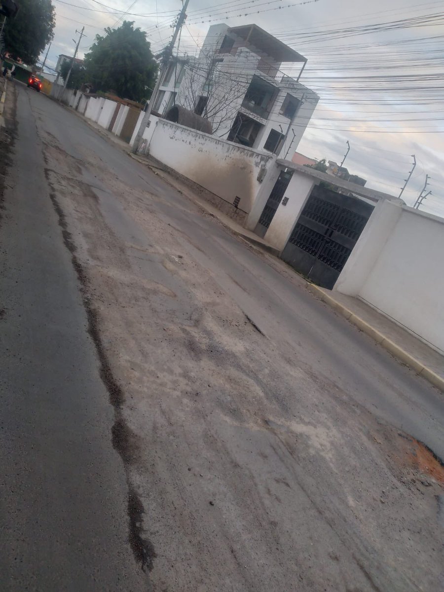 geovy_c's tweet photo. seguridad de los vecinos.
He comunicado a varios ingenieros de la EPMAPS encargados de gestionar el asfaltado y hoy me indican que el líquido asfáltico esta AGOTADO 😡😡.. https://t.co/w3p6EaojV4