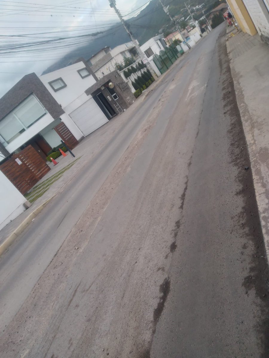 geovy_c's tweet photo. seguridad de los vecinos.
He comunicado a varios ingenieros de la EPMAPS encargados de gestionar el asfaltado y hoy me indican que el líquido asfáltico esta AGOTADO 😡😡.. https://t.co/w3p6EaojV4