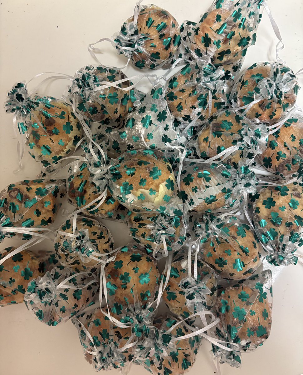 collinsnyc's tweet image. Today’s beauty-my #APPreCalculus students (and my own kid!) took the #APPreCalc Exam today&did well. I baked them good luck muffins&put them in Irish bags with 4 leaf clovers for luck. I am pulling for them to get those 3’s, 4’s and 5’s and get some @CollegeBoard college credit.