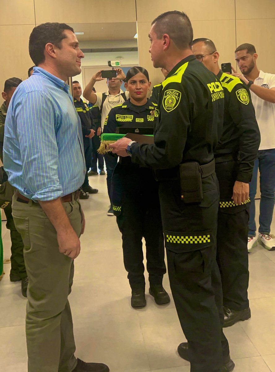 Con infinito agradecimiento   Y felicidad recibo este reconocimiento de parte de la Dirección de Protección y Servicios Especiales DIPRO de la <a href="/PoliciaColombia/">Policía de Colombia</a> de manos de su director, Coronel Joaquín Medrano. El orden social se construye por medio del trabajo colaborativo entre