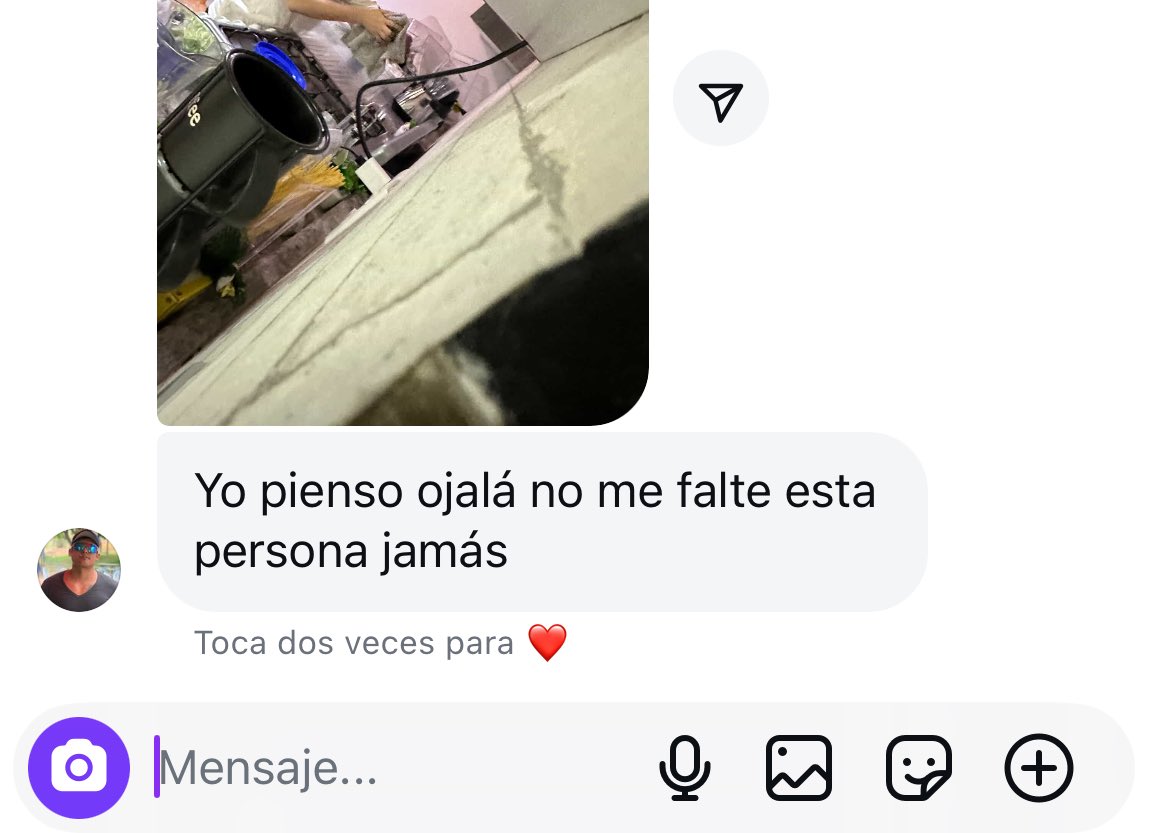 Yo en las peores fachas en la cocina, mi novio tomándome una foto a escondidas y mandándome esto por ig 🥺