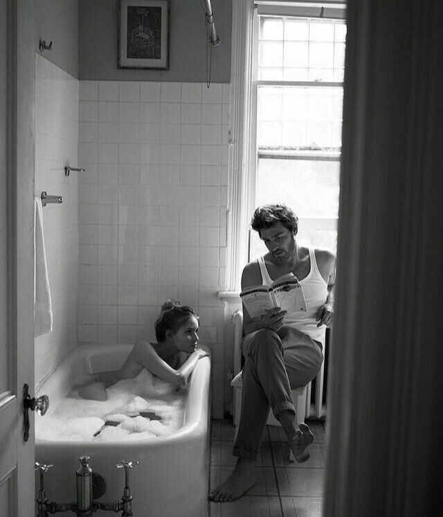 Ne me prends pas au mot
je ne suis ni poète ni romancier
Dans cette vie,je suis vacancier
Je dessine sans pinceau
Je brode, je peins et je feins
quelques rêves d'amour
d'extraordinaire et d'écrin
Ne me juge pas au mot
entends mon cœur et ses échos