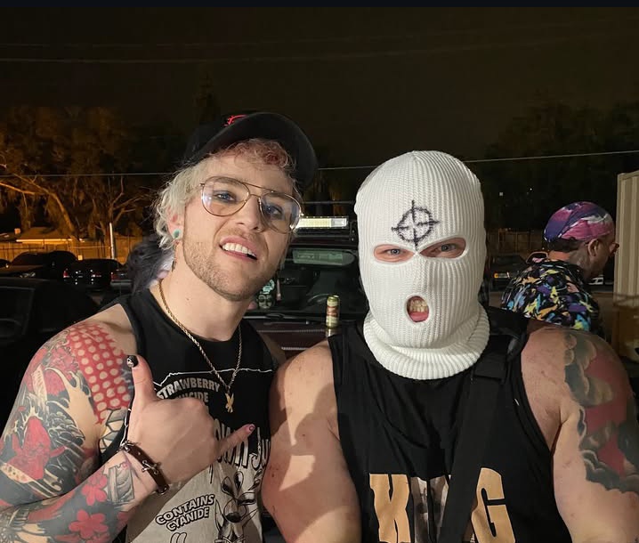 d3v0313's tweet image. Met another fan after Sunday nights show. I'm back in Mexico, currently, training with some of the best #PMLL has. At #Adrenalin, myself and the Monster are more than ready for the Bastard and his daddy.

#elCucuy