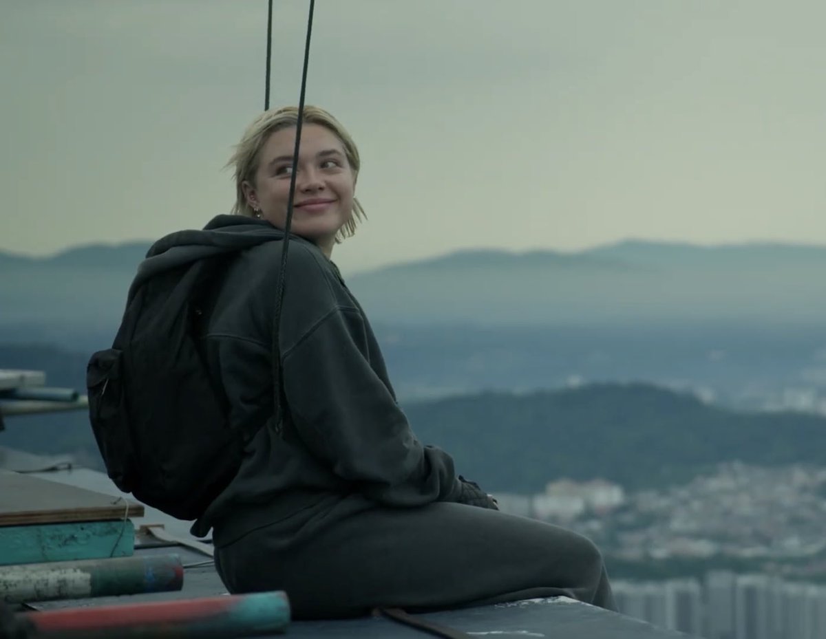 Florence Pugh's smile can cure everything that hurts in you as you read this tweet
