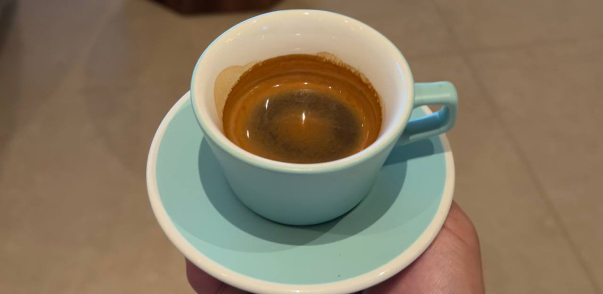 عطوني اللي مرّها ماهو مثل مر الحياة
ما كنّها الّا ترفةٍ يستر زعلها زِينها