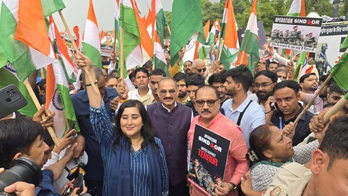 rajeshchowdhery's tweet image. ऑपरेशन सिंदूर में भारतीय सेना द्वारा प्रदर्शित अद्वितीय साहस और पराक्रम को नमन करते हुए, भाजपा कार्यकर्ताओं, सामाजिक संगठनों और पूर्व सैनिकों ने एकत्र होकर सेना को श्रद्धांजलि अर्पित की।
#TirangaYatra #OperationSindoor #VeeronKoNaman #JaiHind #BJP4Delhi #RashtraKeNaam