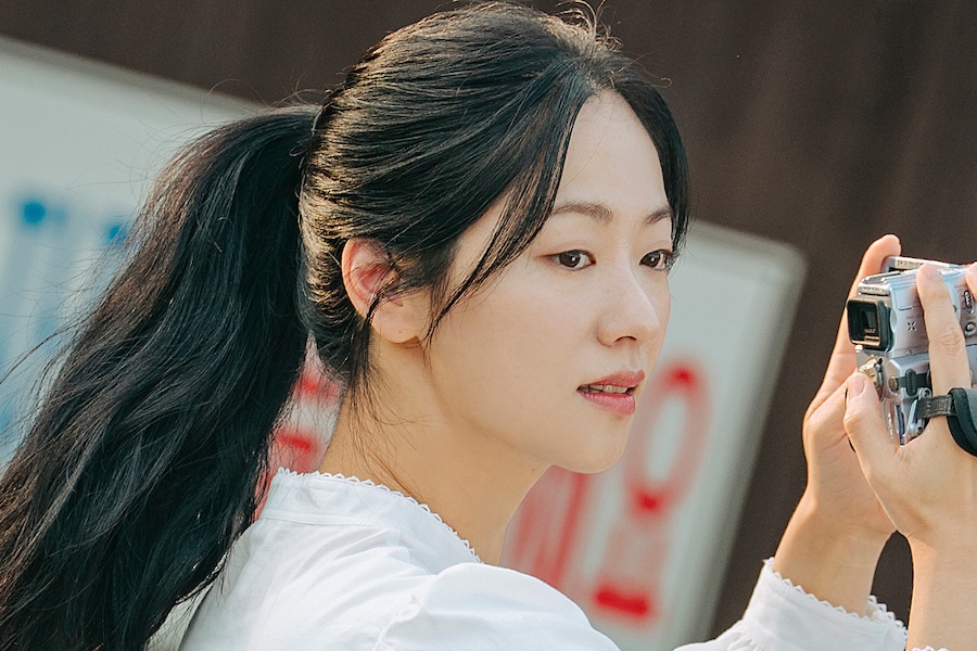 #JeonYeoBeen Transforms Into A Terminally Ill Actress Who Gets A Chance To Be The Lead In New Drama "#OurMovie"
soompi.com/article/174445…