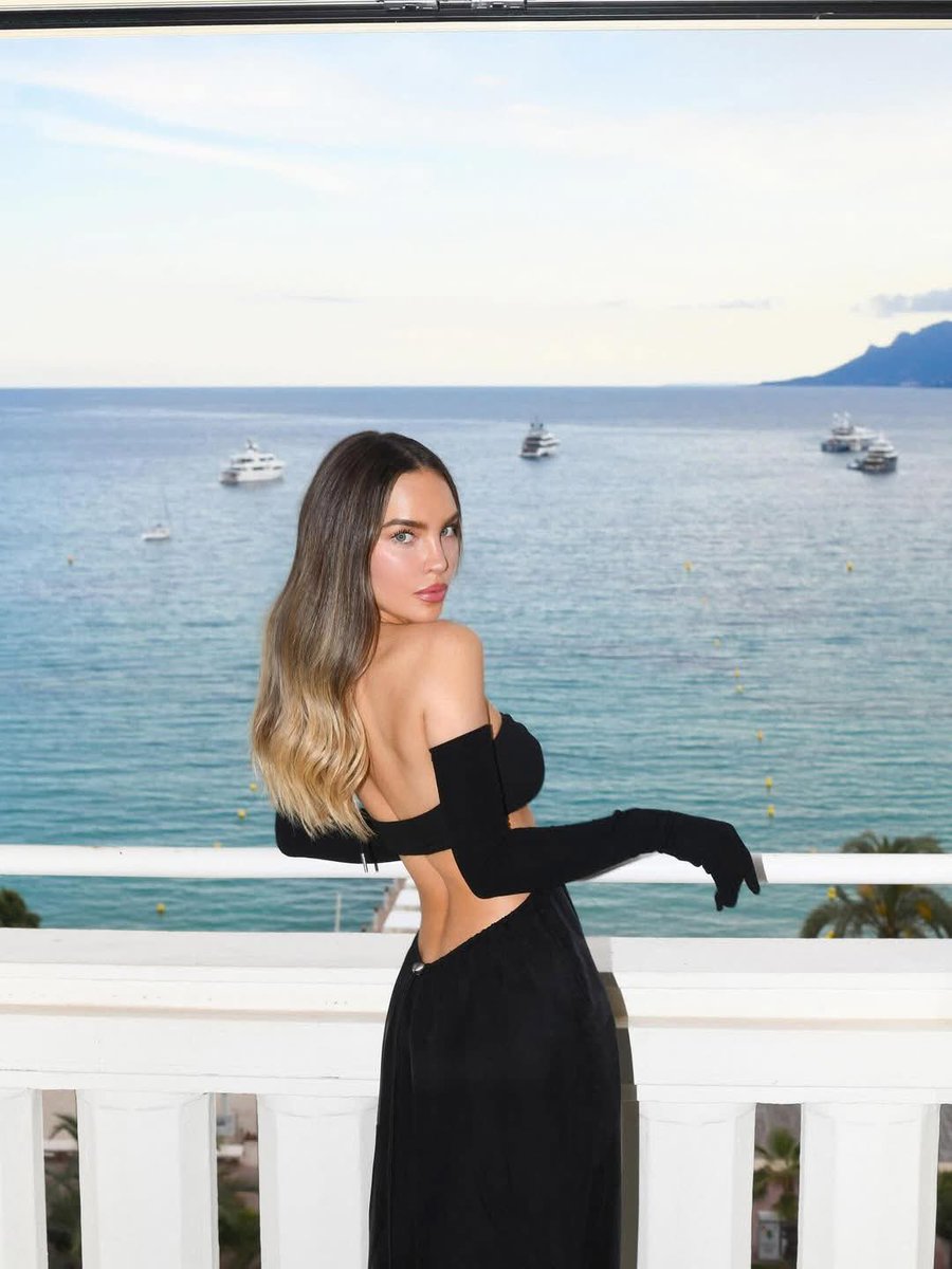 SinnedTV's tweet photo. ‼️QUÉ ELEGANCIA LA DE FRANCIA‼️

La cantante Belinda conquista la edición 78 del Festival Internacional de Cannes con un look súper fashion. 🇫🇷 ♥️
@belindapop

Sinned 👀 https://t.co/N8k0TbGUWa