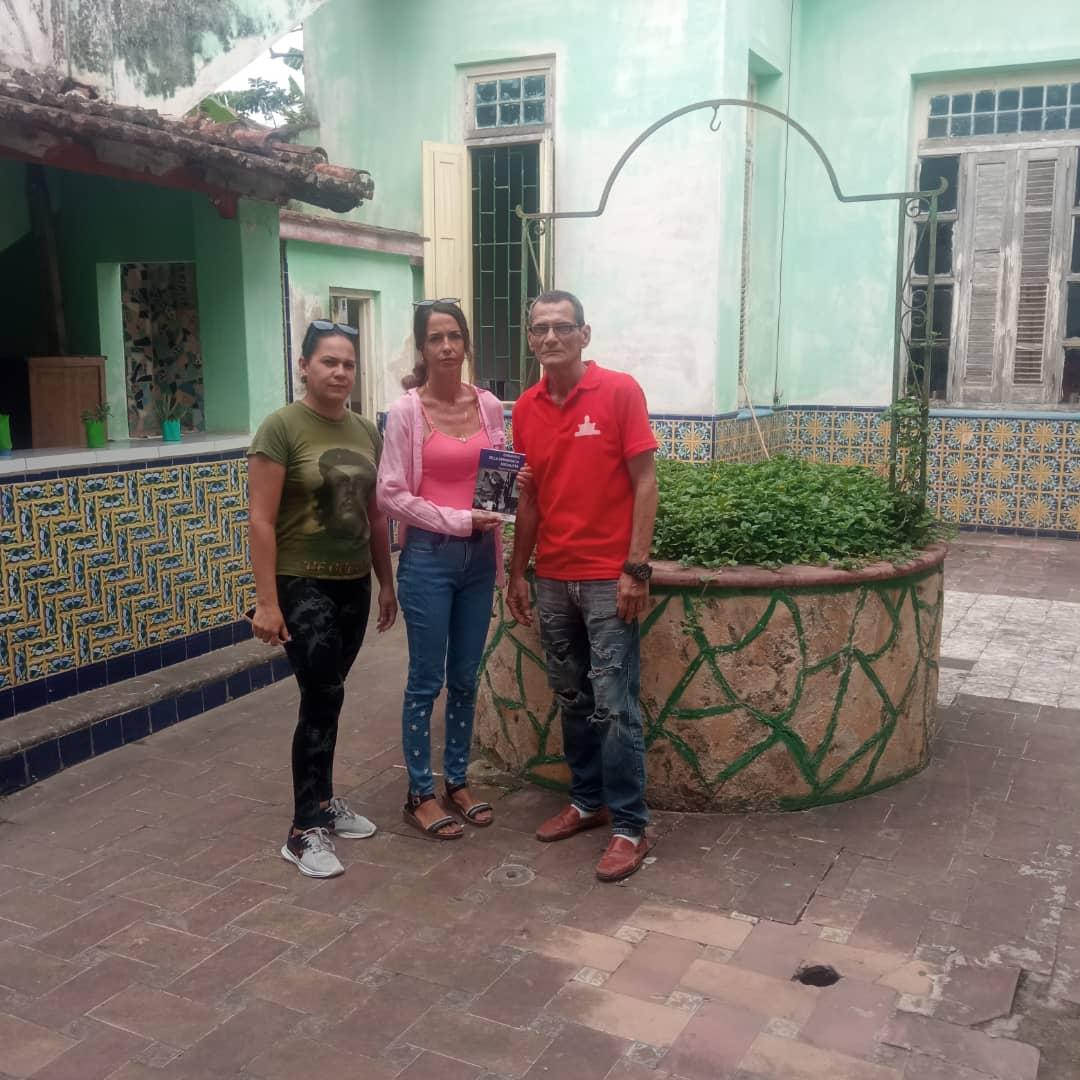 CMayabeque73279's tweet photo. 📘Las máximas autoridades electorales de Bejucal donaron a la Biblioteca local el libro "Galantes de la Democracia Socialista", primer texto del #CENCuba por su quinto aniversario. #JuntosPorLaDemocracia #Mayabeque https://t.co/oPJHSlfPIu