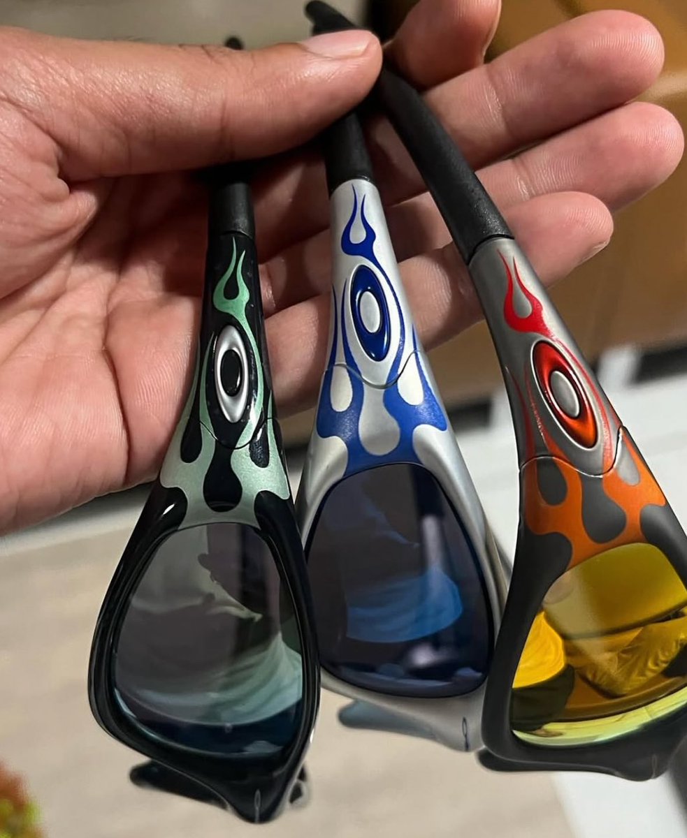 Shtreetwear's tweet photo. 1998 Oakley Flame Glasses https://t.co/qvmEX32yBE