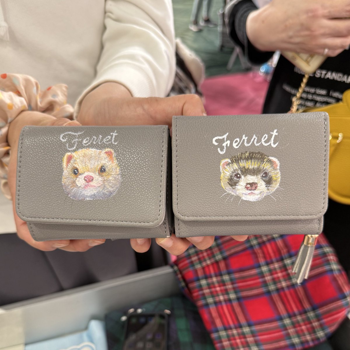 BVJWebDept's tweet image. さてさて、本日はお客様に撮らせていただいたお写真などをご紹介します🙇
フェレ痛バ&お財布、去年に続いてフェレカー👏😍🔥
今回撮り逃してしまったのが結構あるんですが、相変わらずみなさま愛が溢れてて幸せ空間でした💓
そして、マスコット達はせっかくだからと万博も少し覗いてきたみたい👀…