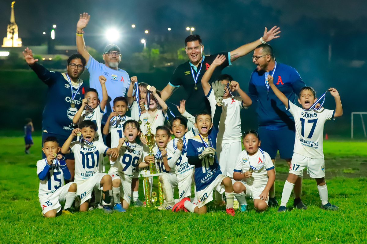 AlianzaFC_sv's tweet photo. 𝐀𝐂𝐀𝐃𝐄𝐌𝐈𝐀 𝐃𝐄 𝐂𝐀𝐌𝐏𝐄𝐎𝐍𝐄𝐒 🥇🤩

🏆⚽️| La #Sub8 se proclamó campeona del #TorneoHybrid esta noche tras vencer 2-1 a los locales de la #AcademiaHybrid 🤝

¡El ambiente lo puso nuestra afición y los goles nuestros chicos!🥁🤩

#CreciendoConIdentidad #AlianzaFC https://t.co/ailPpPAA9O