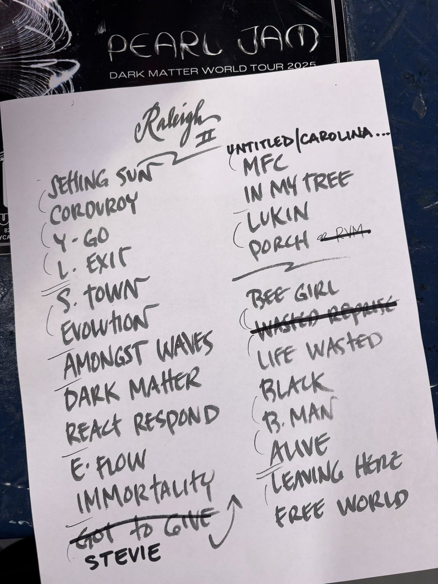 PearlJam's tweet photo. Keep on rockin’, Raleigh! 🐝🌀 https://t.co/sUciYa8gsL