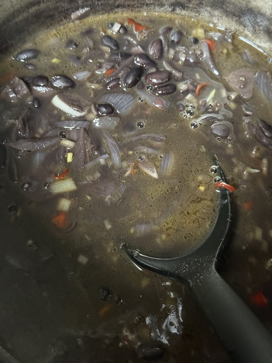 2best4you's tweet photo. gak tau caranya take foto biar aesthetic 
Tapi ini taste berani di adu
black bean soup Khas buleleng &amp; chiken shredded balinese. 
By my hand https://t.co/HwwCV6Qroq