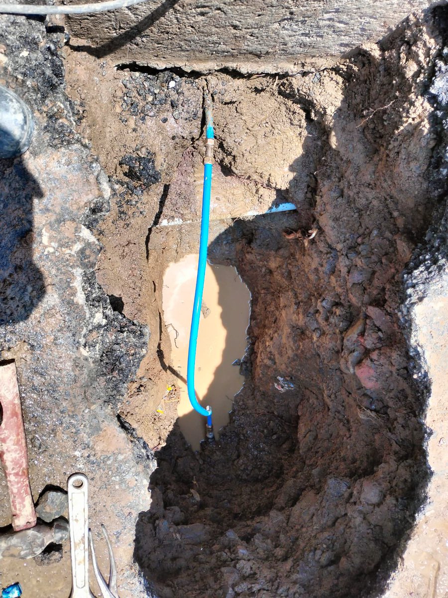 cuajimalpa_gob's tweet photo. La falta de mantenimiento a la red hidráulica en nuestra alcaldía desde hace años ha provocado diversas fugas.
Gracias a nuestras cuadrillas de obras, reparamos la fuga en la calle 16 de Diciembre en la colonia #LaNavidad
Agradecemos la paciencia de nuestras y nuestros vecinos. https://t.co/ubLkRRchsm