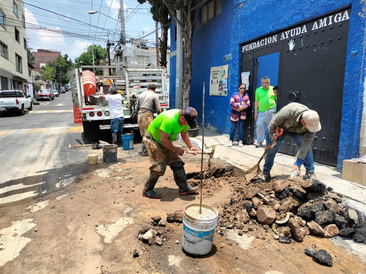 cuajimalpa_gob's tweet photo. La falta de mantenimiento a la red hidráulica en nuestra alcaldía desde hace años ha provocado diversas fugas.
Gracias a nuestras cuadrillas de obras, reparamos la fuga en la calle 16 de Diciembre en la colonia #LaNavidad
Agradecemos la paciencia de nuestras y nuestros vecinos. https://t.co/ubLkRRchsm