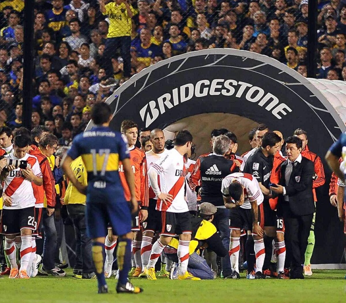 Imagínate hacer una fase de grupos perfecta, estar 5 meses sin perder y que venga tu máximo rival, te quite el invicto y una semana después te domine en tu propia cancha y tu hinchada tenga que tirarle gas pimienta para suspender el partido. Bueno, eso le pasó a Boca hace 10 años