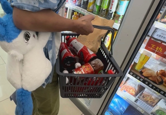 王道銀行最寄りのコンビニでアイスティーを爆買いする台湾人wwww